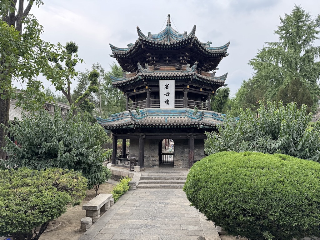 La Grande Mosquée de Xi’an (Xī'ān Dà Qīngzhēnsì) est l’une des plus grandes mosquées prémodernes de Chine