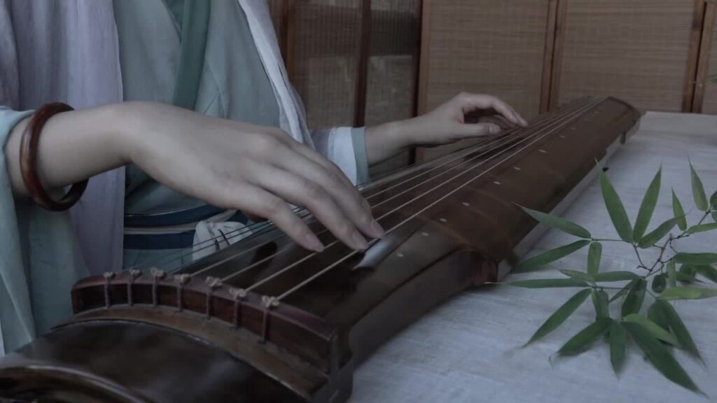 Le guqin est une cithare chinoise traditionnelle à sept cordes, considérée comme l’un des instruments les plus anciens et les plus prestigieux de Chine