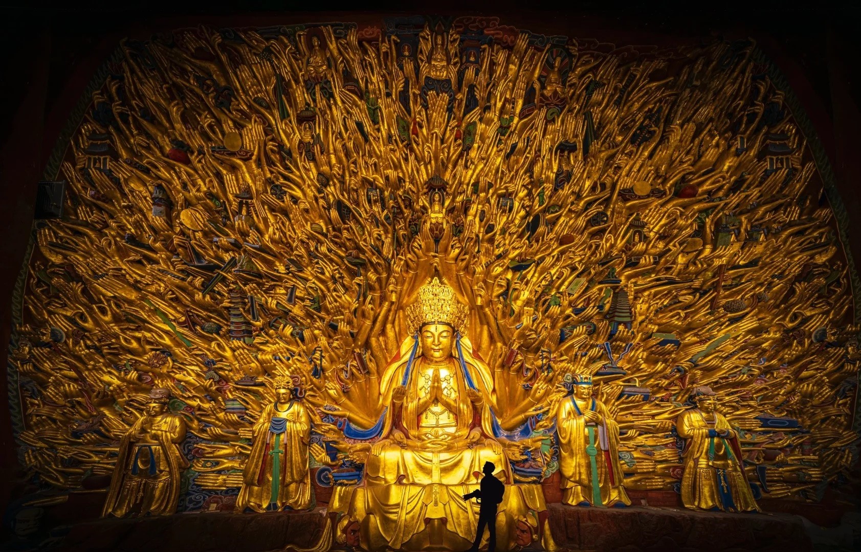 Les statues rupestres de Dazu, inscrites au patrimoine mondial de l’UNESCO en 1999, comptant plus de 50 000 statues et bas-reliefs bouddhiques, taoïstes et confucéens