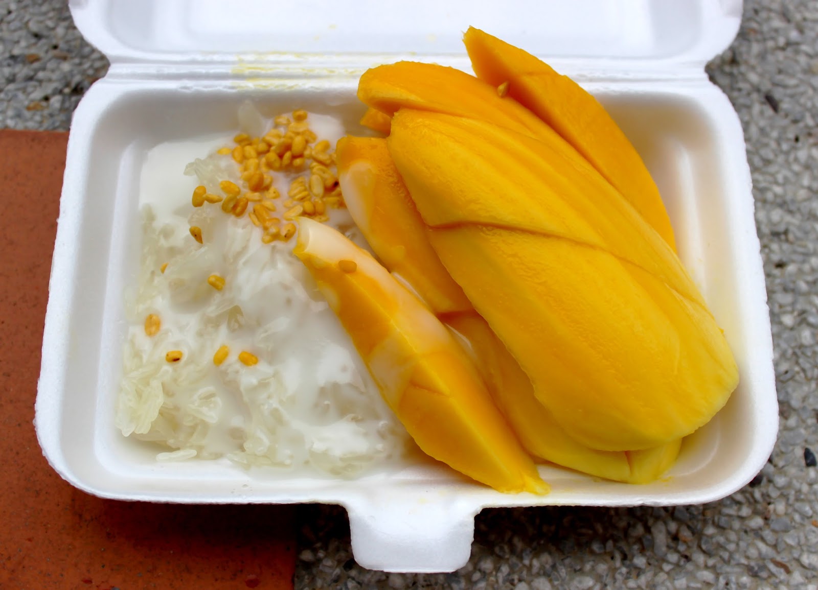 Gastronomie thaïlandaise : Riz gluant au lait de coco et mangue