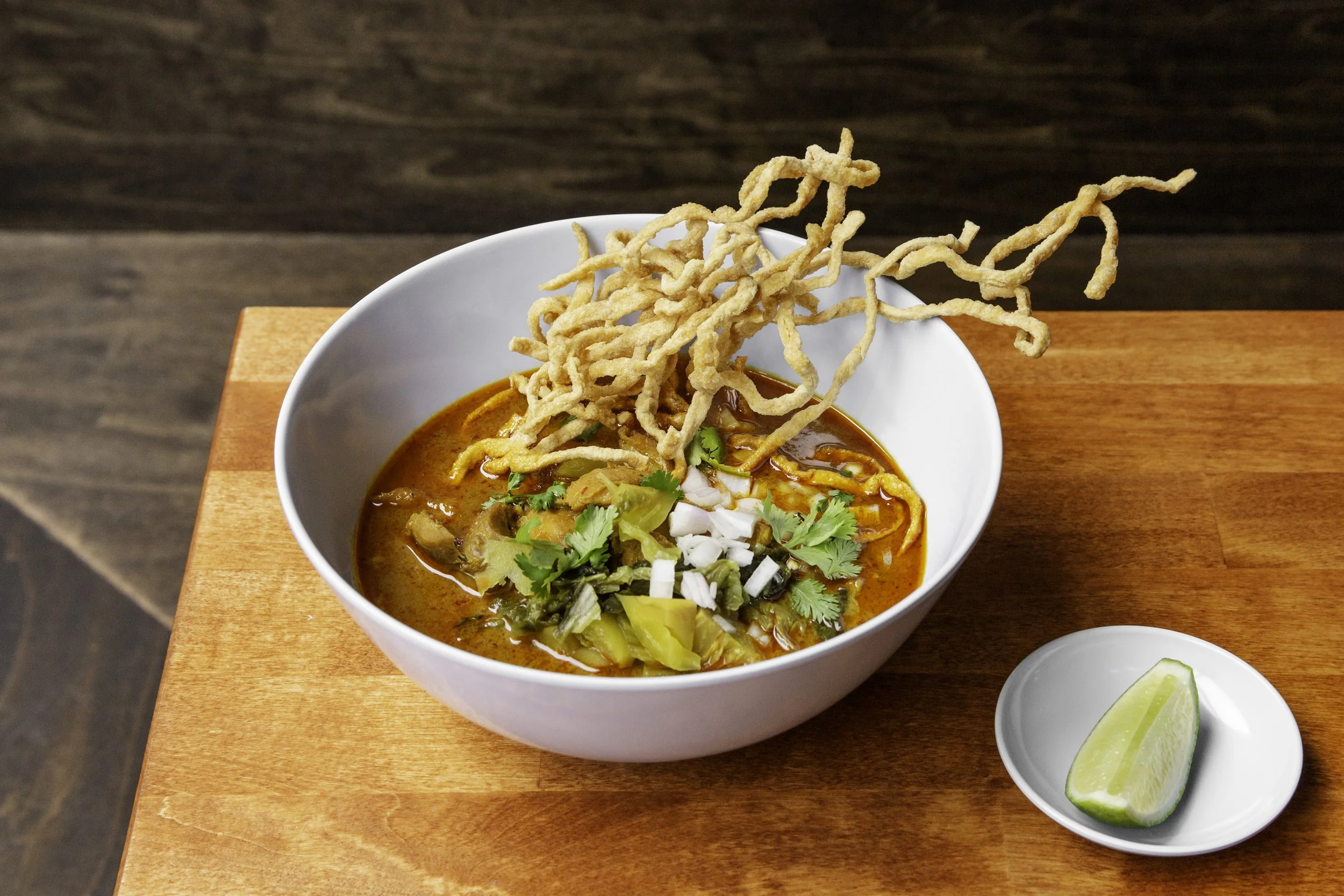 Khao Soi : soupe de nouilles au curry et au lait de coco, spécialité de Chiang Mai