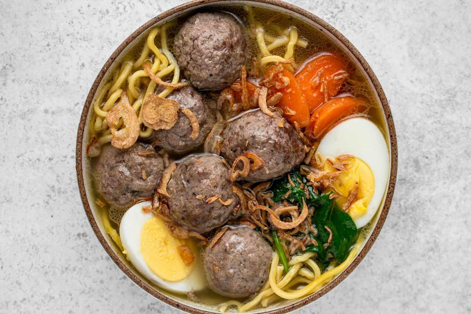 Mee Bakso - soupe indonésienne de boulettes de viande et de nouilles