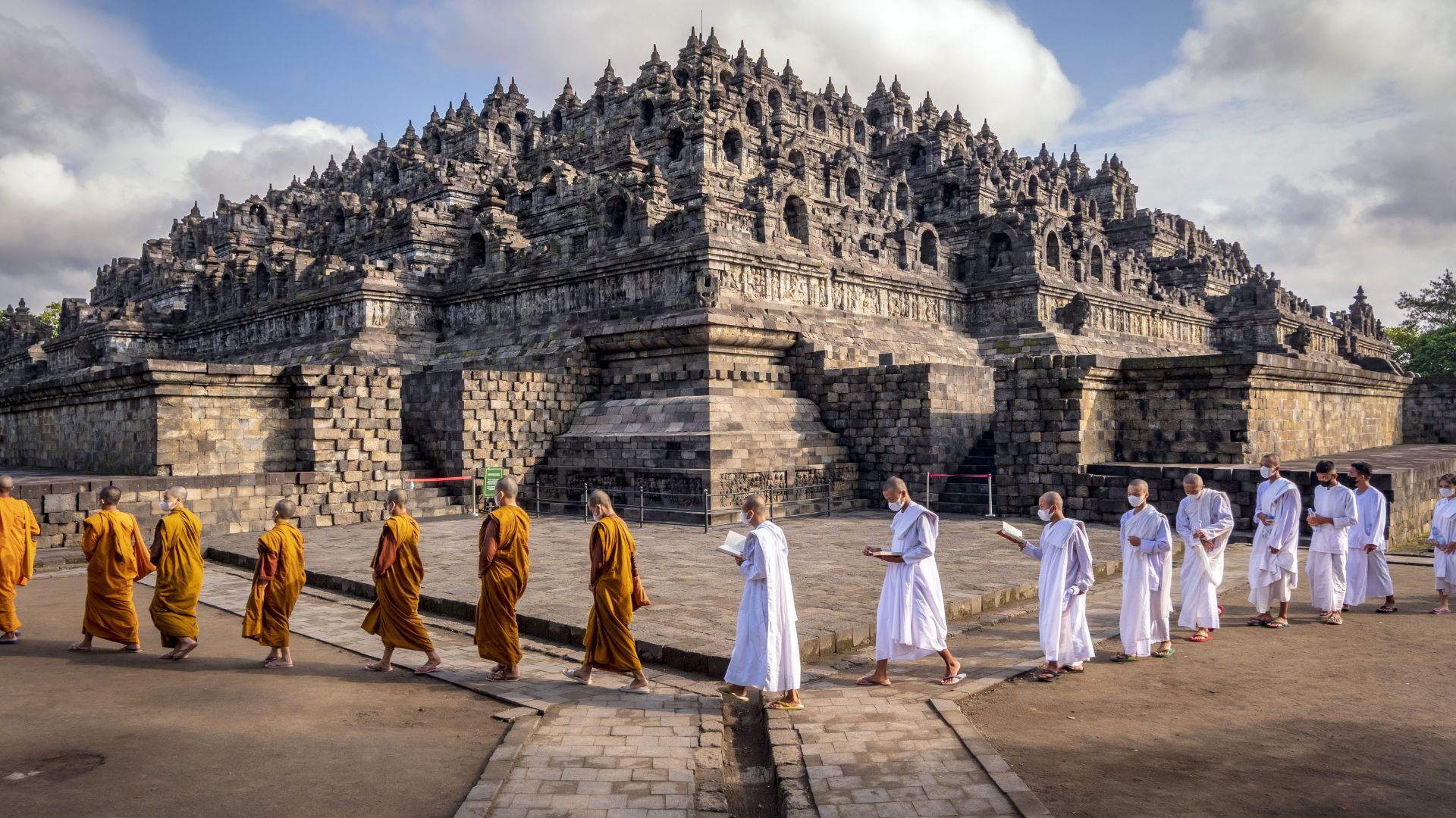 Histoire indonésienne : Borobudur, construit aux VIIIe et IXe siècles par la dynastie Sailendra, est le plus grand temple bouddhiste du monde
