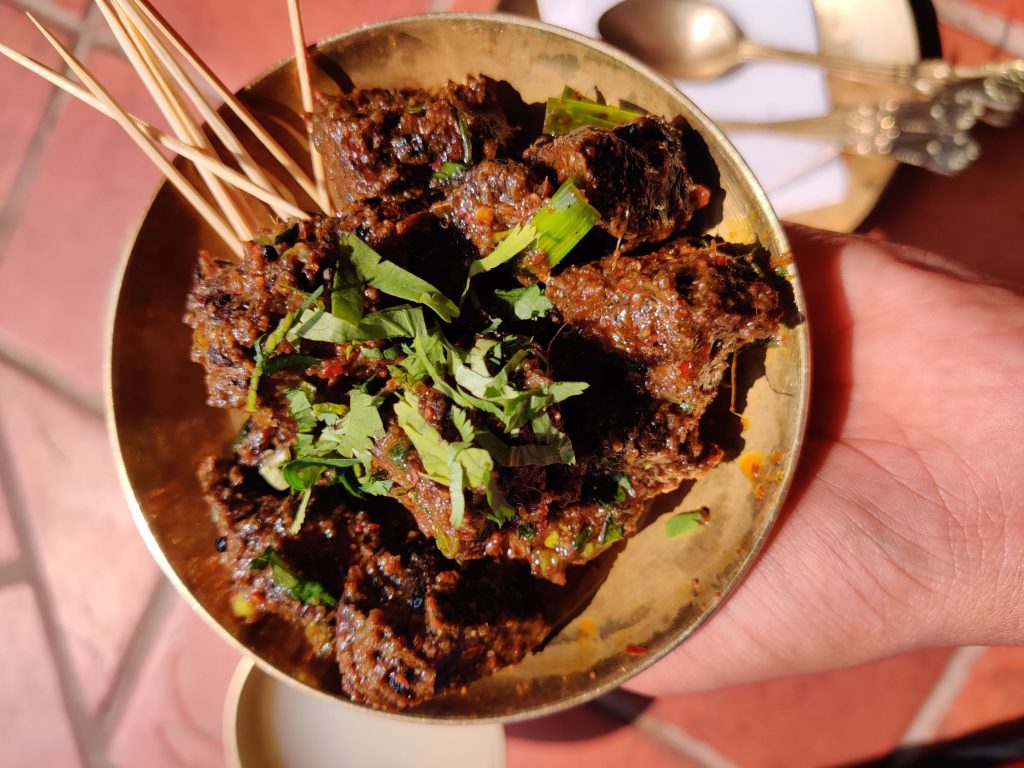 Choila, plat de viande traditionnel de Katmandou (Népal)