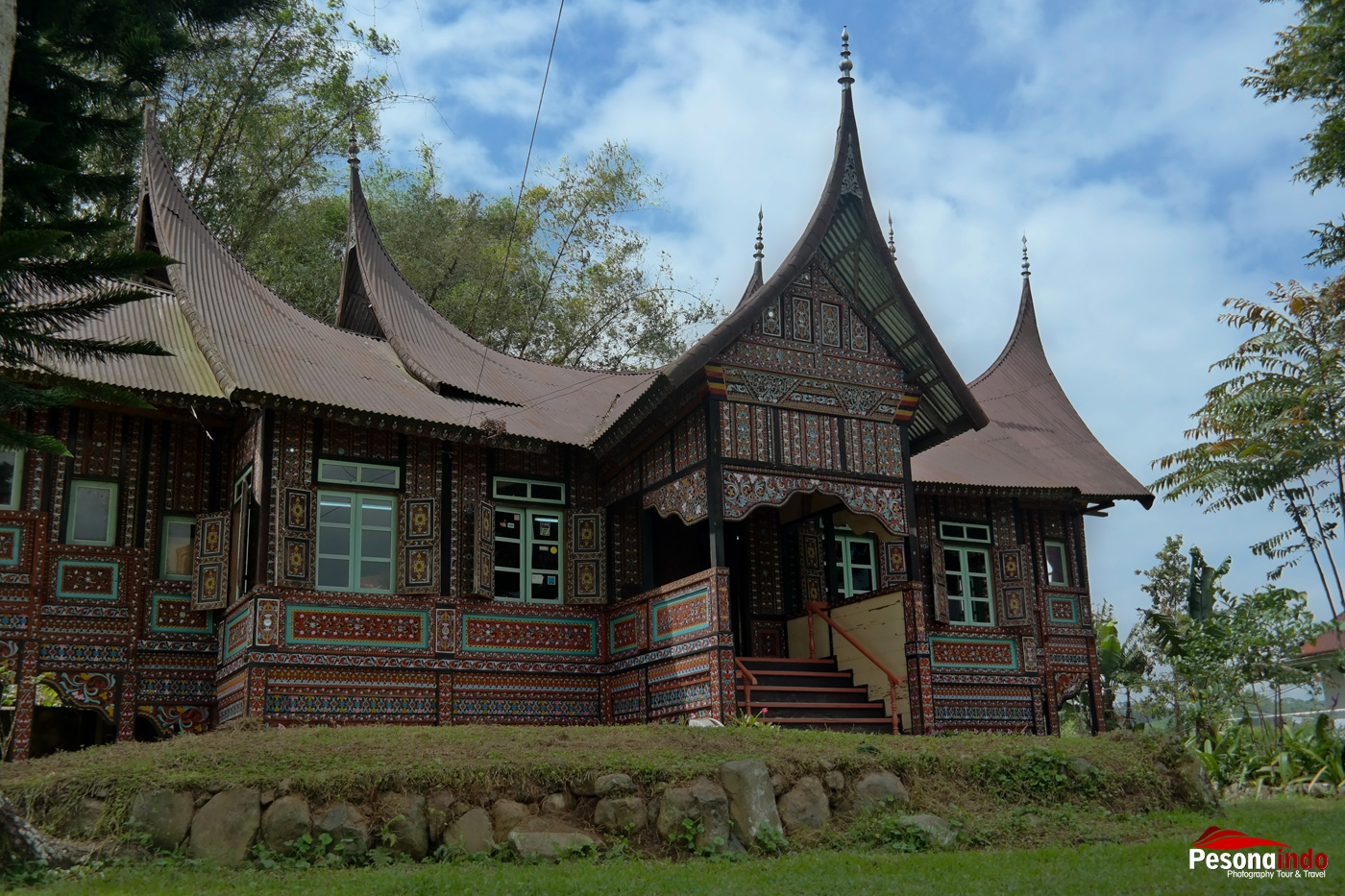 Les Rumah Gadang (« grandes maisons » en minangkabau) sont les habitations traditionnelles du peuple Minangkabau, dans l’ouest de Sumatra, Indonésie