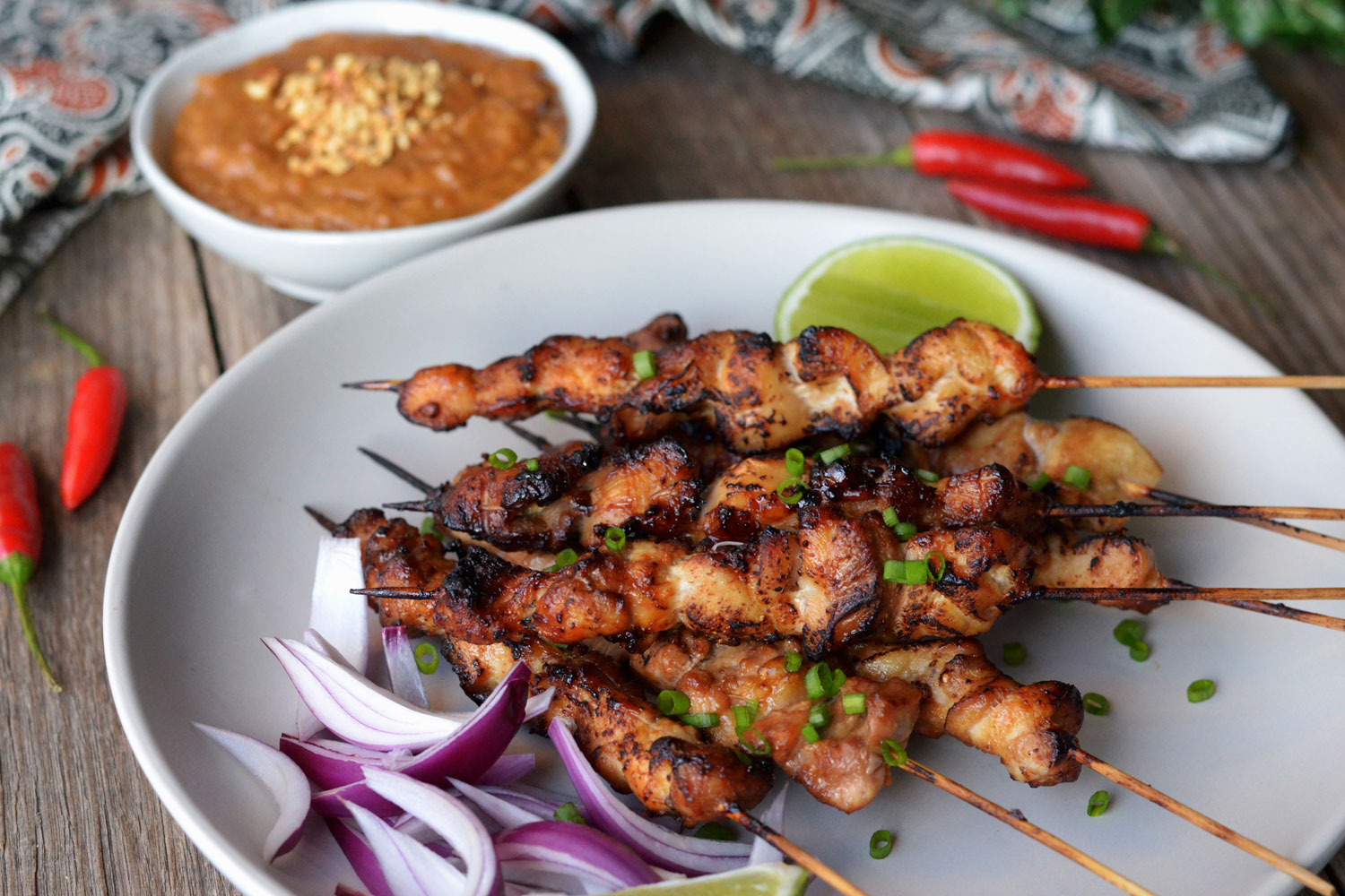 Cuisine de rue en Indonésie - Brochettes de poulet indonésiennes à la sauce cacahuète (Satay)