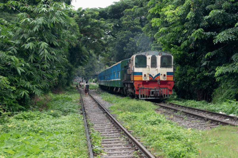 Train à Yangon - Voyage en Birmanie en 15 jours - Asia Novo Tours